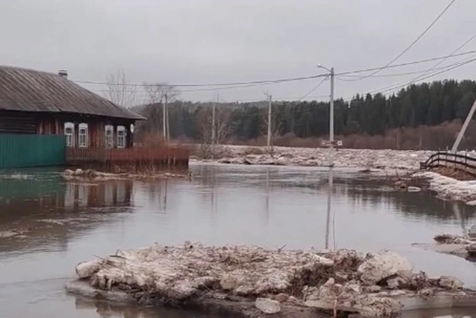 Река вышла из берегов: под Нижним Тагилом топит деревню Баронскую | Под Нижним Тагилом из-за сброса воды и ледохода подтопило деревню Баронскую
