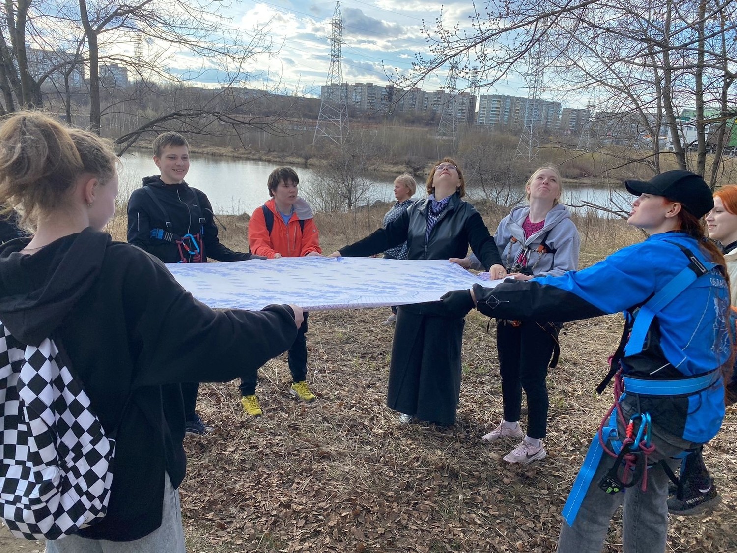 Юные спасатели Нижнего Тагила проявили свои умения и спасли кошку, которая просидела три дня на дереве