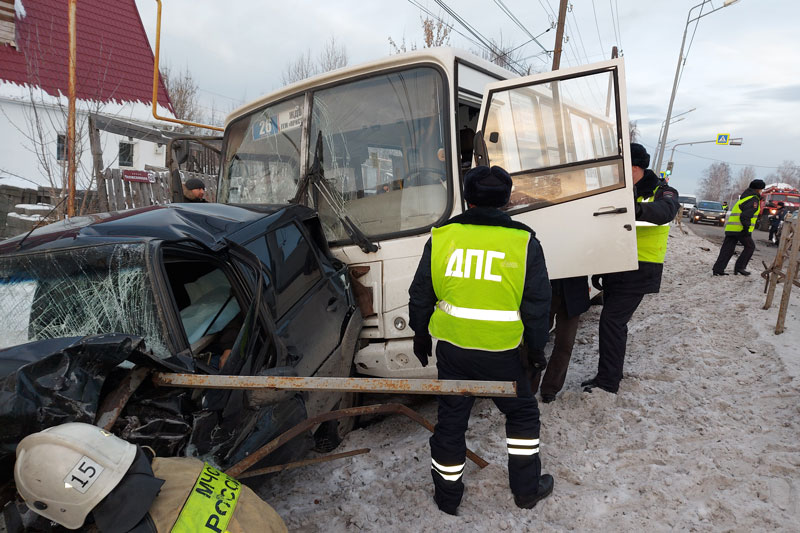 В Нижнем Тагиле прокуратура взяла на контроль проведение доследственной проверки в связи с ДТП с участием 3 автомобилей и автобуса