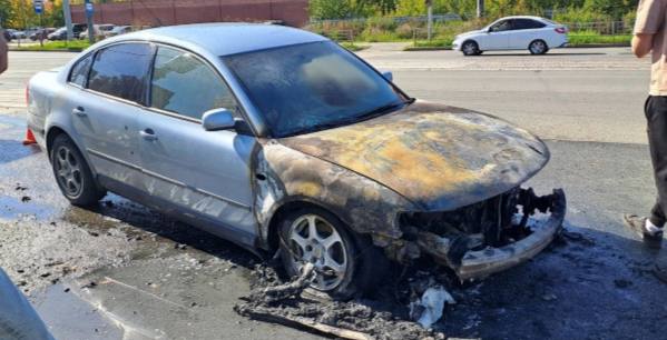 В Нижнем Тагиле загорелся автомобиль, в котором находились люди | На Урале во время движения загорелся автомобиль