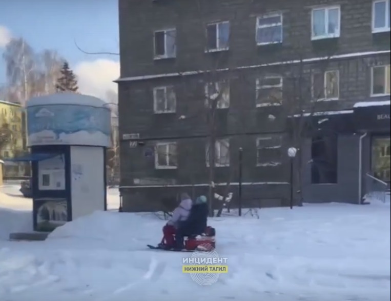 В Нижнем Тагиле малолетние дети гоняют на мотосанях без присмотра родителей