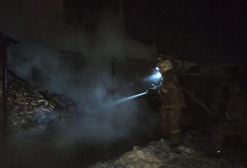 В Нижнем Тагиле в коллективном саду сгорел дом и хозпостройки