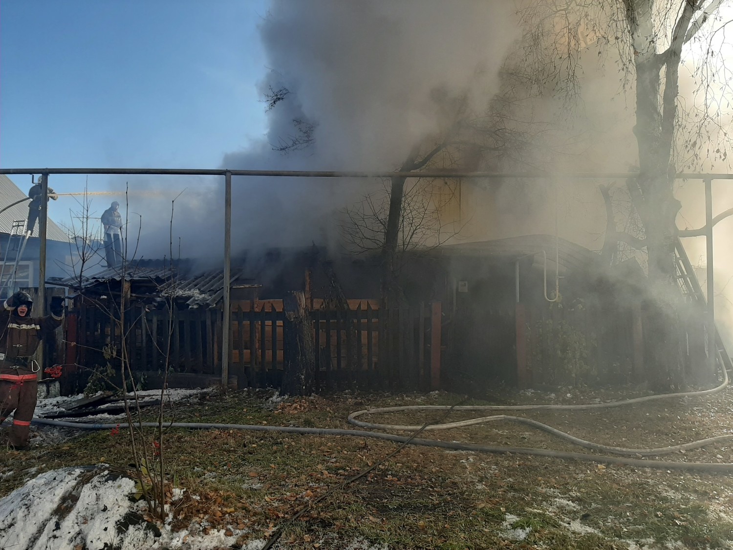 Сегодня рано утром по улице Железнодорожников в Нижнем Тагиле произошел пожар в частном доме