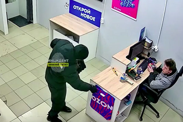 В Нижнем Тагиле мужчина подрался с сотрудником Ozon из-за платного пакета. Видео
