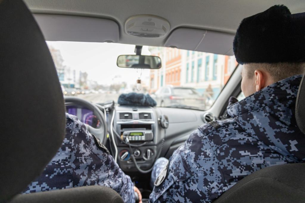 В Екатеринбурге росгвардейцы задержали объявленного в федеральный розыск мужчину | На Урале задержали объявленного в федеральный розыск мужчину