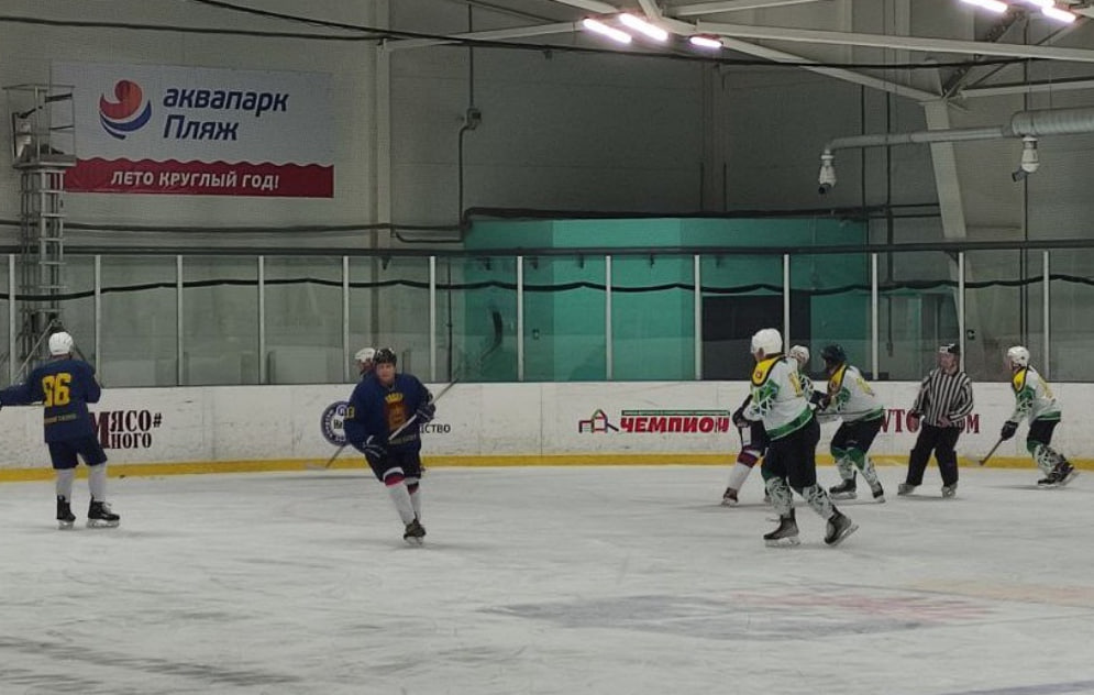 Кубок остаётся дома: Нижний Тагил во второй раз подряд выиграл хоккейный турнир Серовского тракта в драматичном финале | Хоккеисты Нижнего Тагила выиграли Кубок Серовского тракта