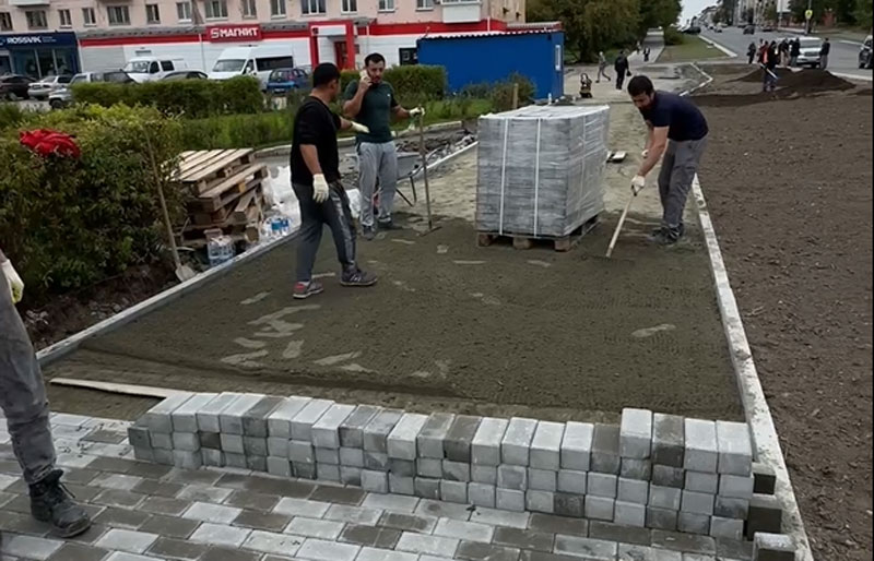 На улице Октябрьской революции в Нижнем Тагиле завершают благоустройство тротуаров и газонов | В Нижнем Тагиле завершают реконструкцию улицы Октябрьской революции: осталось всего две недели