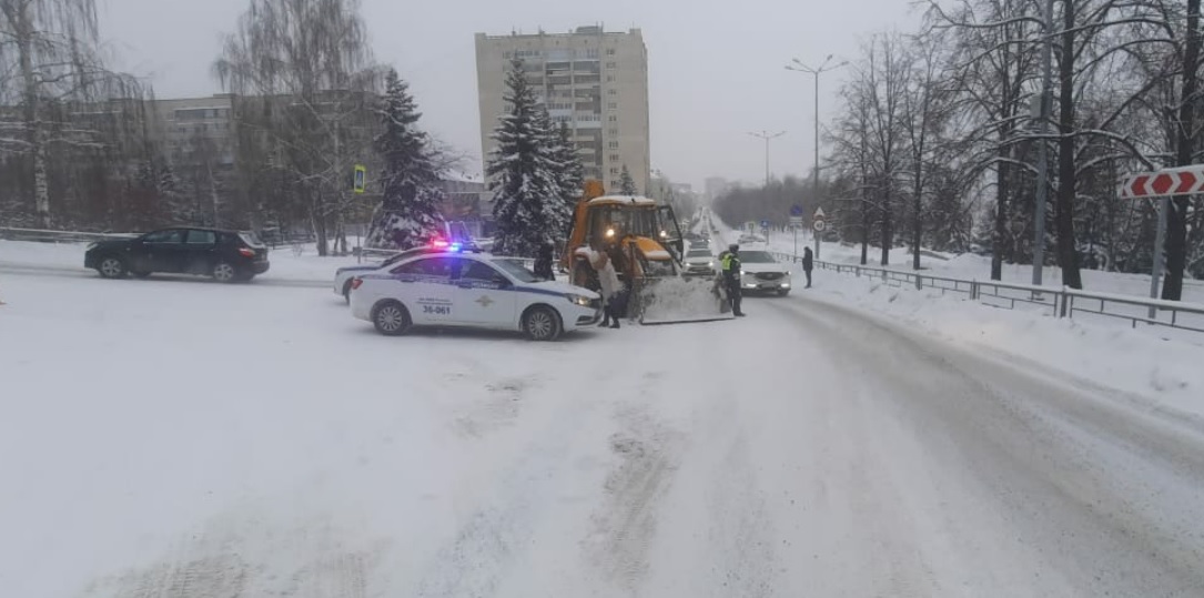 Автоинспекторы выясняют обстоятельства ДТП в котором пострадали два несовершеннолетних пассажира
