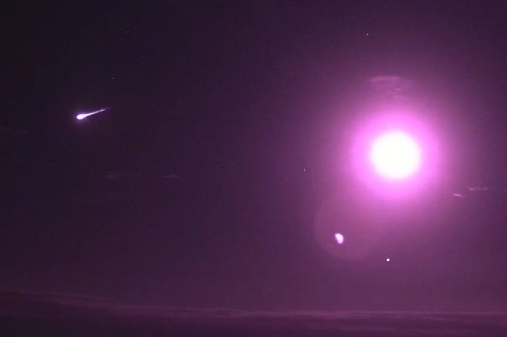 Над Свердловской областью можно было увидеть два ярких метеора и полярное сияние | На Урале заметили два ярких метеора