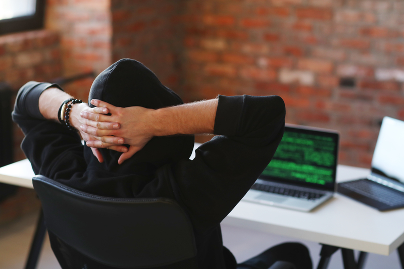 Мошенники обманули уральского профессора на 12 миллионов рублей | Профессор из Свердловской области отдал аферистам 12 миллионов рублей