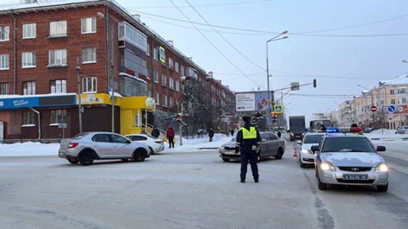Не уступил дорогу: авария с пострадавшим ребёнком в Нижнем Тагиле | В Нижнем Тагиле в ДТП на перекрёстке пострадал 12-летний ребёнок