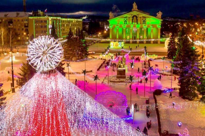 В Нижнем Тагиле начался демонтаж ледового городка | На Урале демонтируют ледовые городки