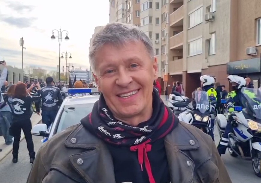 Звезда «Уральских пельменей» принял участие в закрытии мотосезона | Сергей Исаев из «Уральских пельменей» поздравил мотобайкеров с закрытием сезона