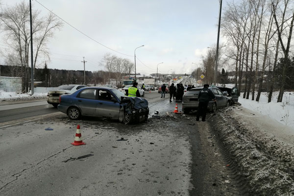 В Нижнем Тагиле сотрудники ГИБДД выясняют обстоятельства ДТП, в результате которого один человек погиб и пятеро пострадали