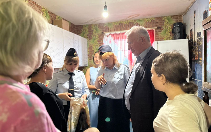 Нижний Тагил: акция «Помоги пойти учиться» поддержала детей из проблемных семей | В Нижнем Тагиле полицейские помогли подготовить детей из малоимущих семей к школе Нижний Тагил: акция «Помоги пойти учиться» поддержала детей из проблемных семей | В Нижнем Тагиле полицейские помогли подготовить детей из малоимущих семей к школе