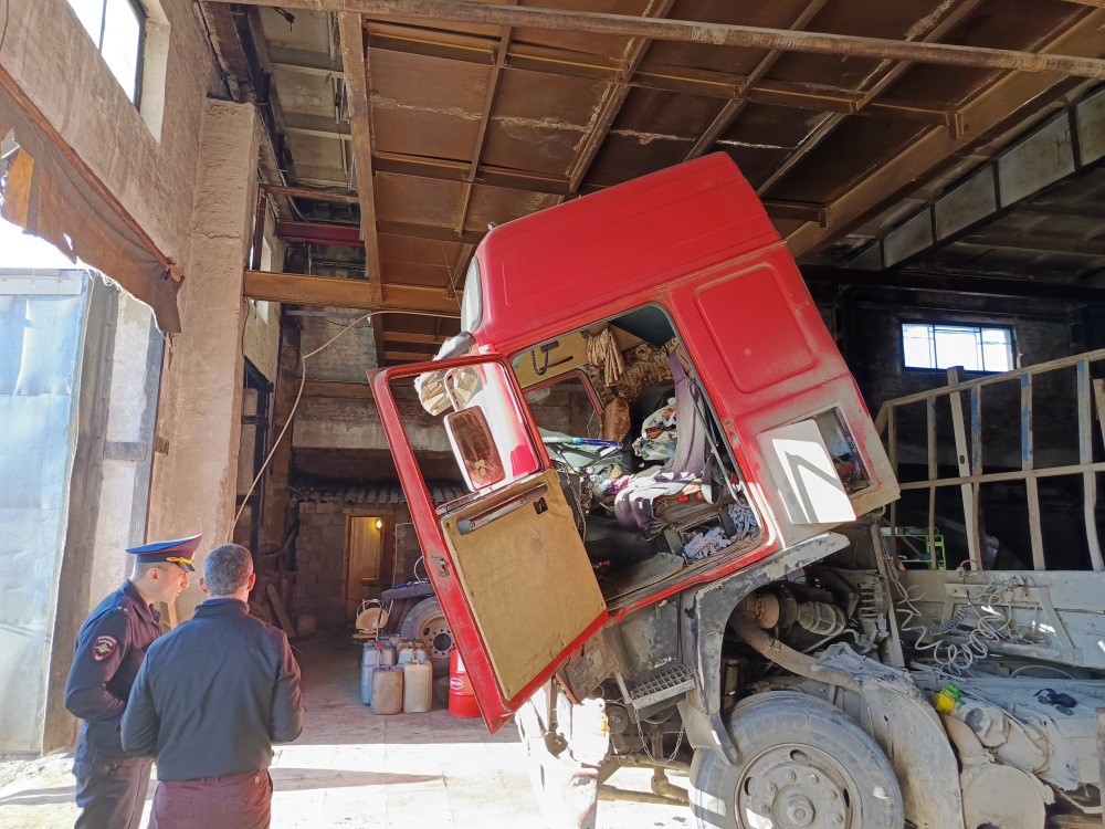 Трагическое ДТП из-за небезопасного ремонта автомобиля: водители призываются к осторожности | Трагическое ДТП из-за небезопасного ремонта автомобиля: водители призываются к осторожности