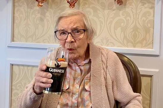 Долгожительница из Британии призналась, что секрет ее долголетия кроется в пиве  | Женщина, отметившая свое 105-летие, раскрыла секреты долголетия