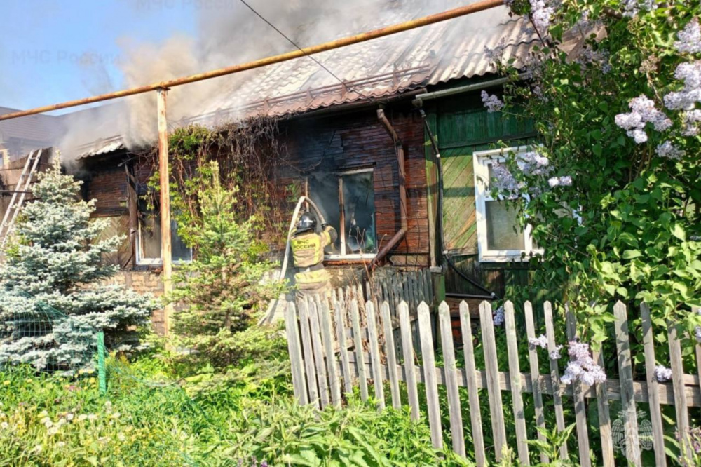 В Нижнем Тагиле на улице Луначарского сгорели гараж, домашнее имущество и кровля дома | На Урале 13 спасателей потушили пожар в частном жилом доме 