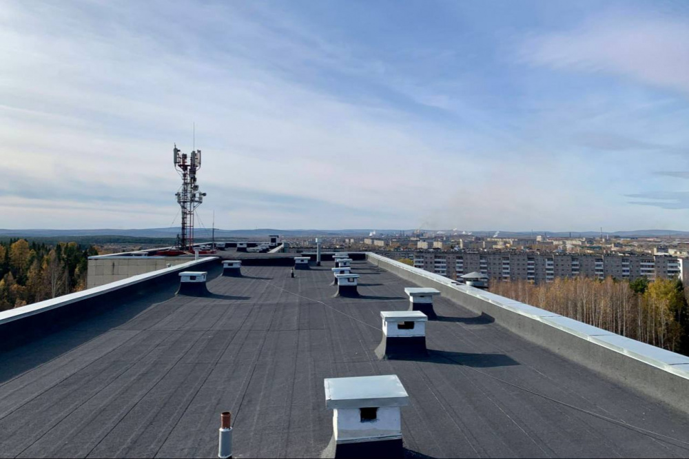 В Нижнем Тагиле отремонтировали крышу лечебных корпусов городской больницы | На Урале отремонтировали 2,6 тысячи квадратных метров кровли стационара 