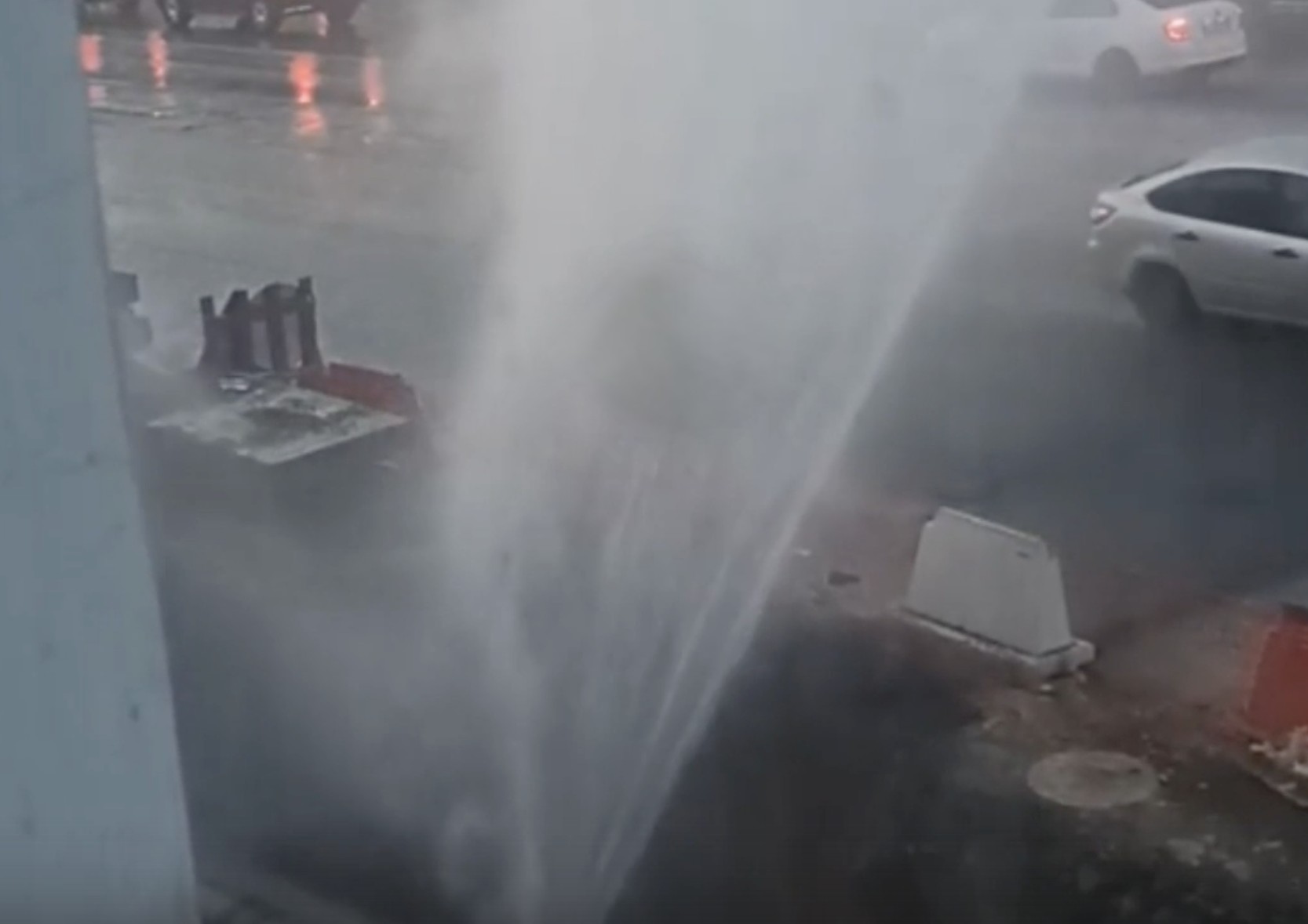 Мощный фонтан из прорванной трубы потряс жителей проспекта Мира