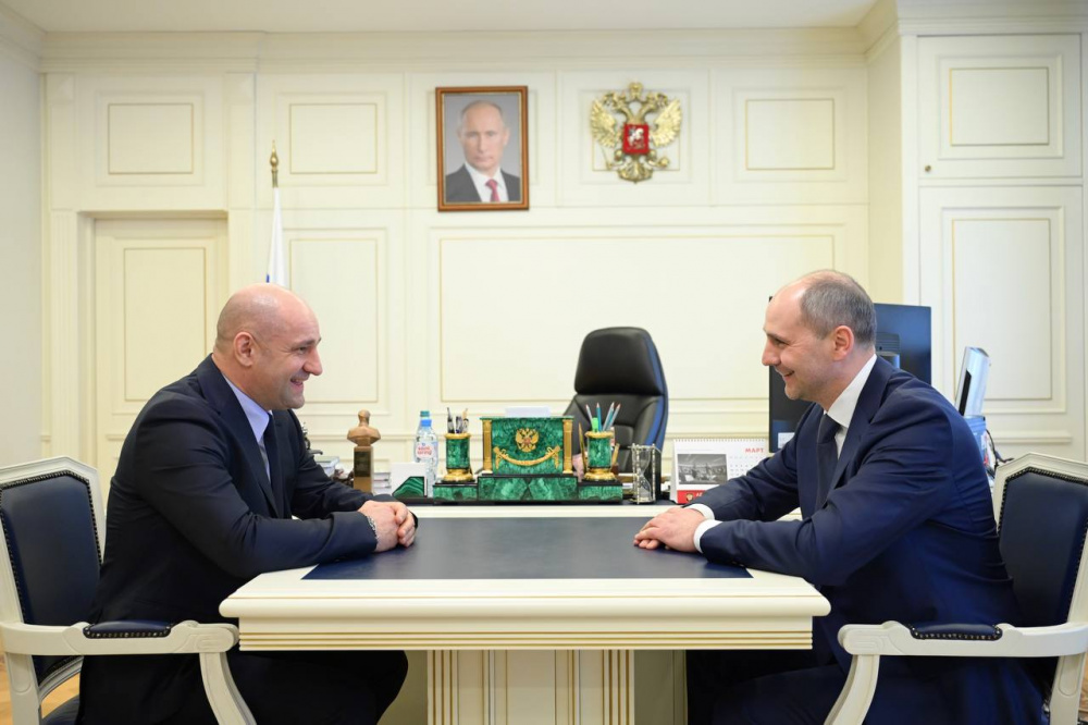 Полпред президента в Урфо Жога представил врио губернатора Свердловской области Паслера  | На Урале Артем Жога представил нового главу Свердловской области Дениса Паслера