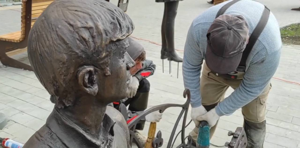 В Нижнем Тагиле на Ленинградском проспекте завершают установку четырех скульптурных композиций | На Урале появятся новые скульптурные композиции