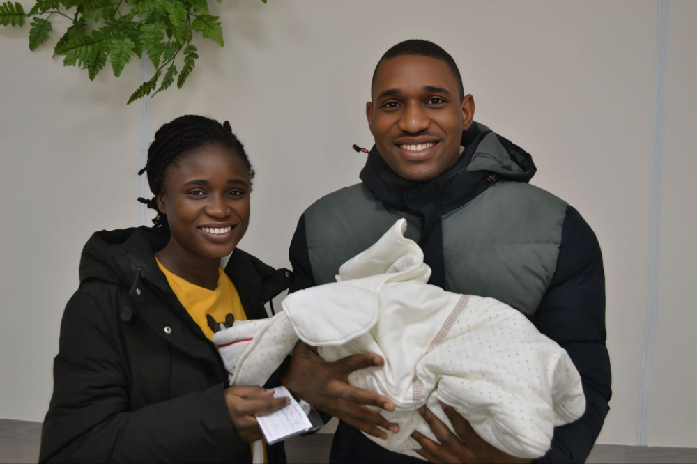 «Здесь очень теплая дружба»: медики из Свердловской области помогли женщине из Нигерии стать мамой | Уральские медики приняли роды у гражданки Нигерии «Здесь очень теплая дружба»: медики из Свердловской области помогли женщине из Нигерии стать мамой | Уральские медики приняли роды у гражданки Нигерии