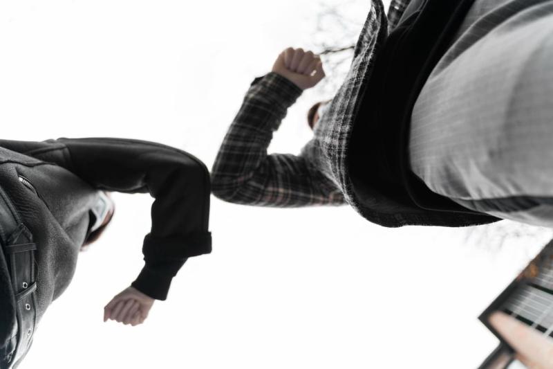 Нападение на инвалида на Урале — несовершеннолетний выплатит 70 тысяч рублей компенсации | В Свердловской области подросток заплатит 70 тысяч инвалиду за удар кулаком