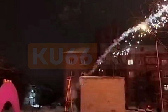 Новогодний инцидент: дом в Каменске-Уральском обстреляли фейерверком