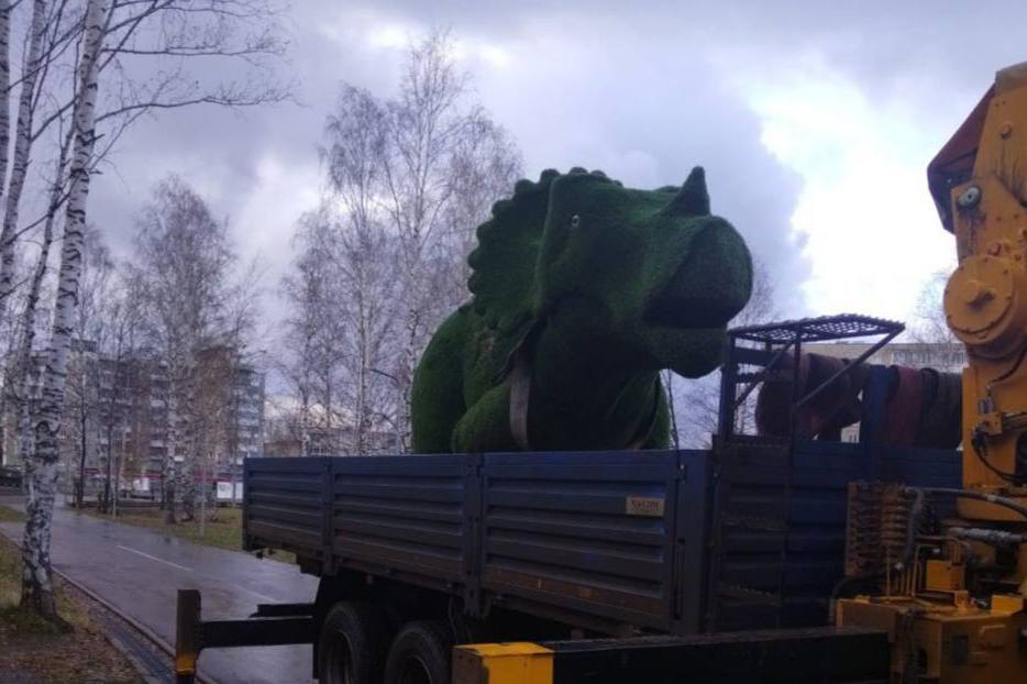 «Нужно ставить камеру и штрафовать»: в Нижнем Тагиле неизвестные сильно повредили фигуру динозавра | На Урале в парке повредили фигуру динозавра