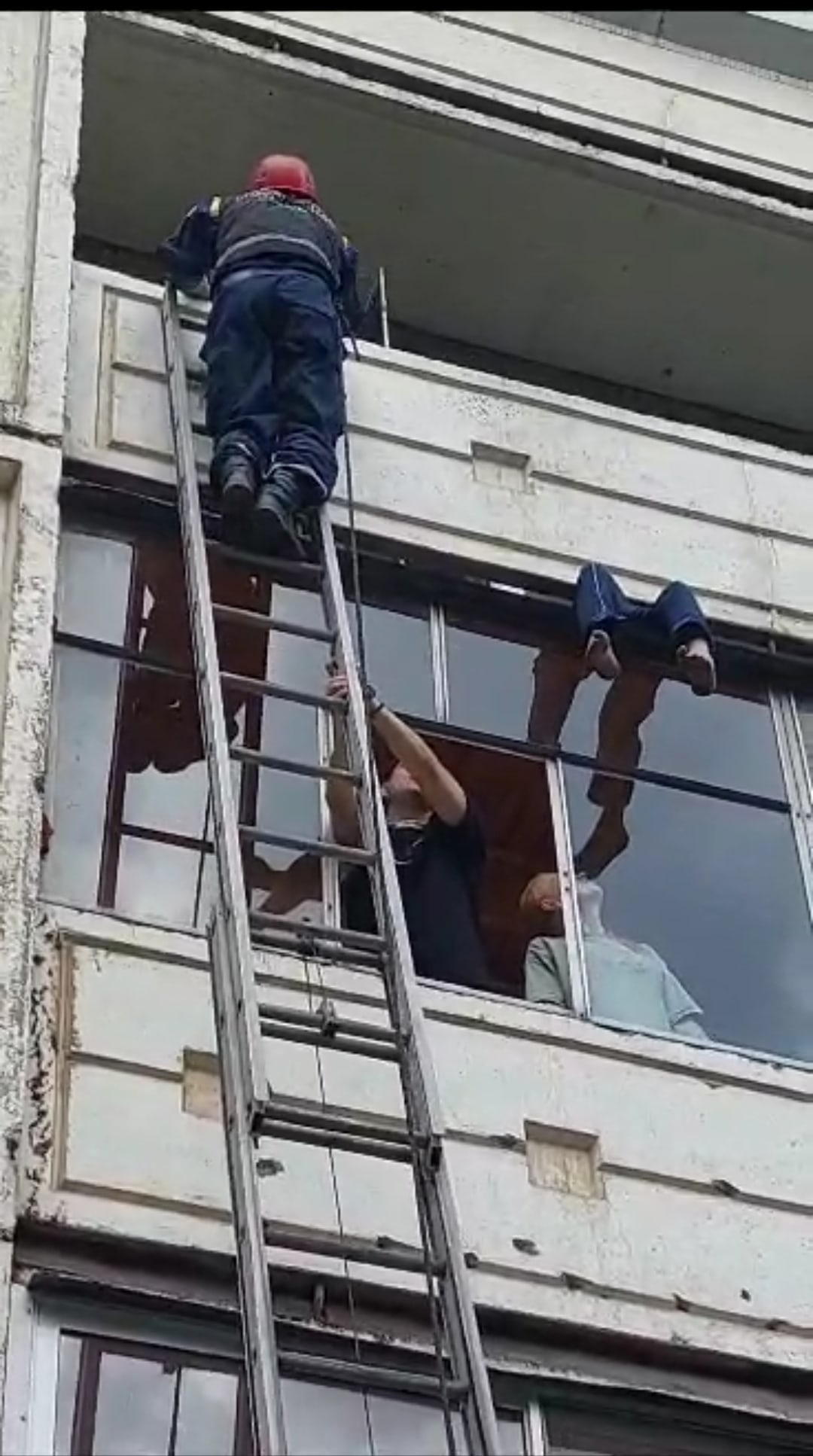 Спасатели Нижнего Тагила спасли мужчину с балкона четвертого этажа