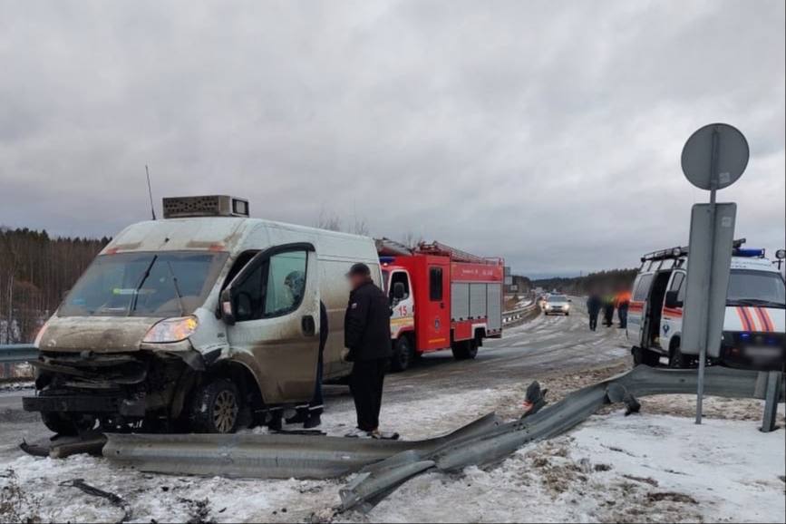 Тагильские спасатели сняли с отбойника попавший в ДТП автомобиль | На Урале грузо-пассажирский автомобиль врезался в отбойник
