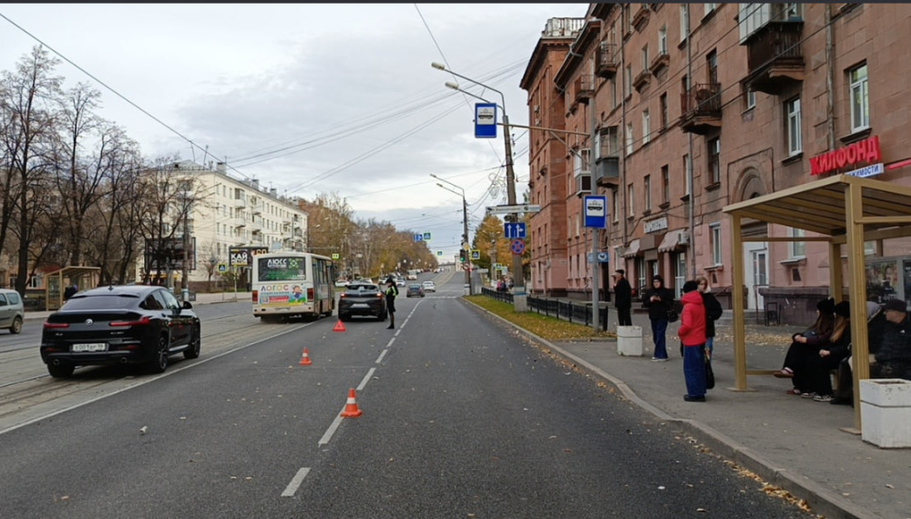 Пенсионерка пострадала при посадке в трамвай в Нижнем Тагиле: водитель с пятью штрафами за год не успел затормозить | В Нижнем Тагиле автомобиль сбил пенсионерку у трамвайной остановки