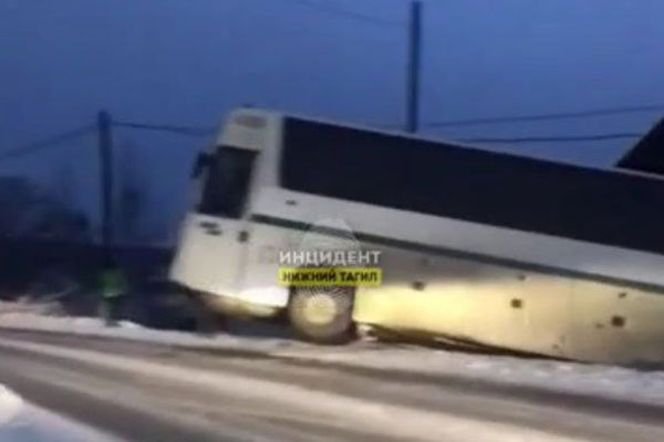 В Нижнем Тагиле автобус с детьми едва не протаранил дом