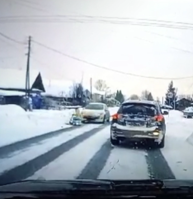 На Урале водитель едва не погубил ребенка, катая его на снегокате за машиной