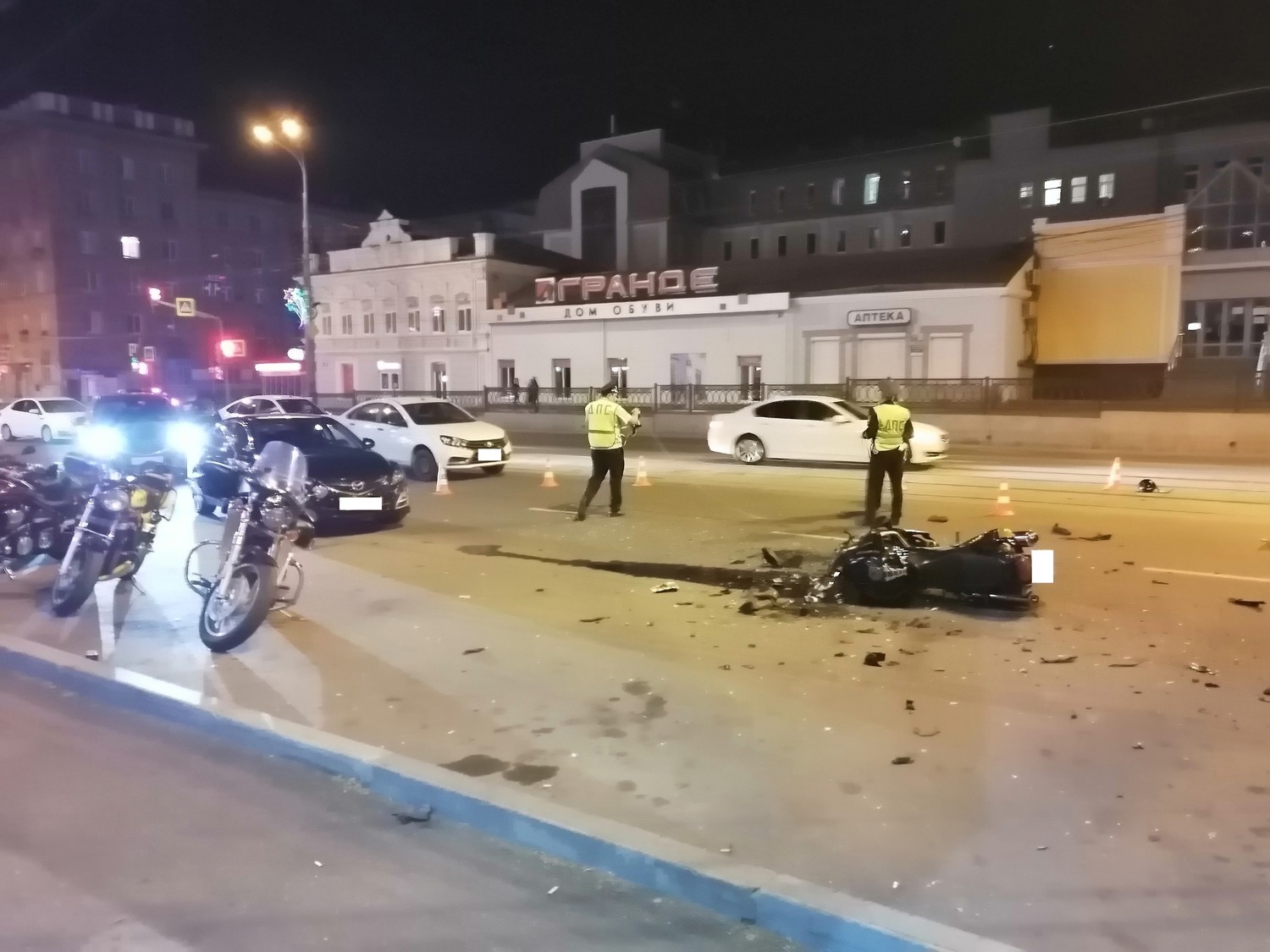 Сотрудники ГИБДД Нижнего Тагила устанавливают причины и обстоятельства ДТП, в результате которого погиб мотоциклист