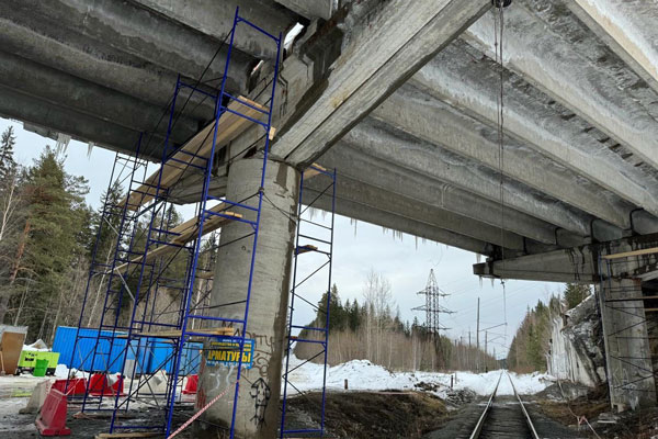 ГИБДД перекрыла трассу в Нижнем Тагиле из-за угрозы обрушения моста | Под Нижним Тагилом перекрыта трасса из-за риска обрушения мостовой конструкции