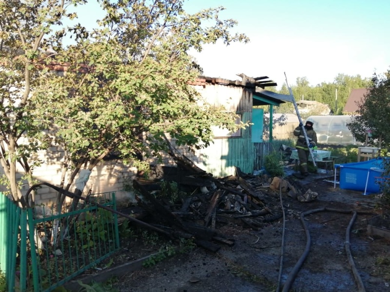 Днем в Нижнем Тагиле сгорел садовый дом