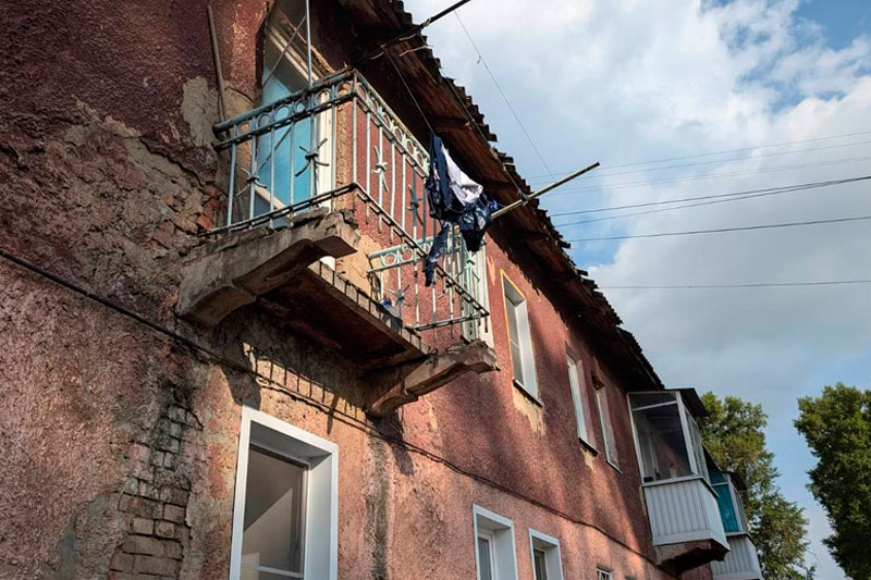 В Нижнем Тагиле дом, где невозможно жить, могут признать аварийным, но на расселение уйдут годы | На Урале жильцы дома с дырами в кровле пытаются признать его аварийным
