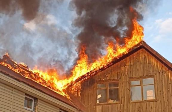 Пожар в Нижнем Тагиле произошел из-за неисправного дымохода | На Урале загорелась баня, после чего огонь перекинулся на жилой дом