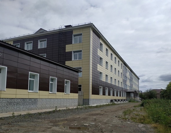 Подрядчик сомнительной репутации: компания, ответственная за некачественный ремонт роддома, получила контракт на ремонт школы 