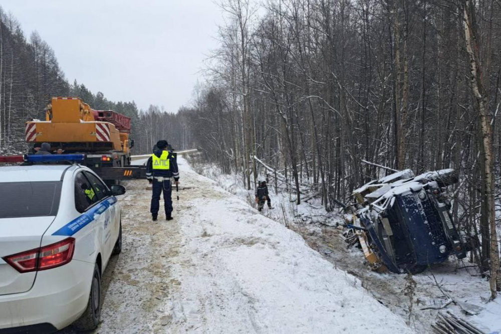 На трассе «Екатеринбург-Нижний Тагил-Серов» «Камаз» улетел в кювет | На свердловской трассе временно ограничили движение транспорта