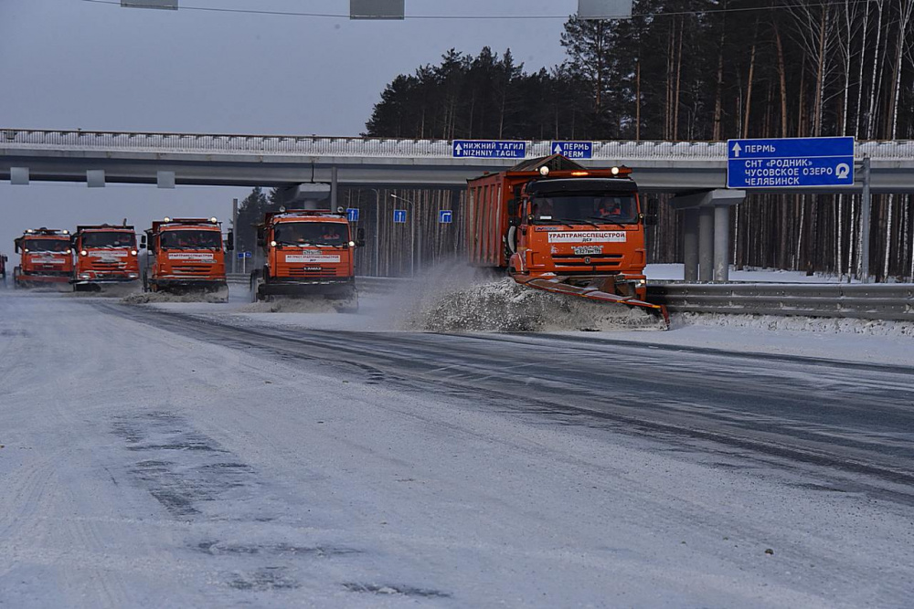 Снежный покров может достичь 8 сантиметров: снегоуборочные машины расчищают свердловские дороги | На Урале более 150 снегоуборочных машин расчищают дороги