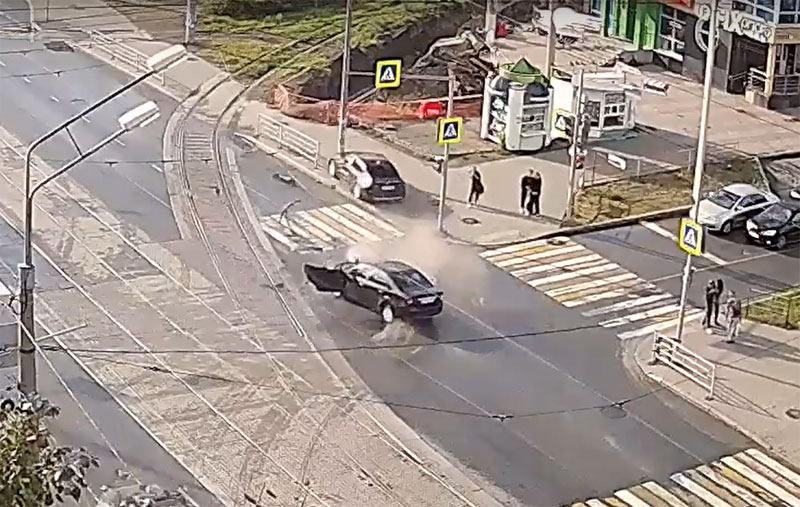 Камера сняла жёсткую аварию с BMW в Нижнем Тагиле: машина вылетела на тротуар | В Нижнем Тагиле BMW протаранил Ford и вылетел на тротуар — пешеходы чудом не пострадали