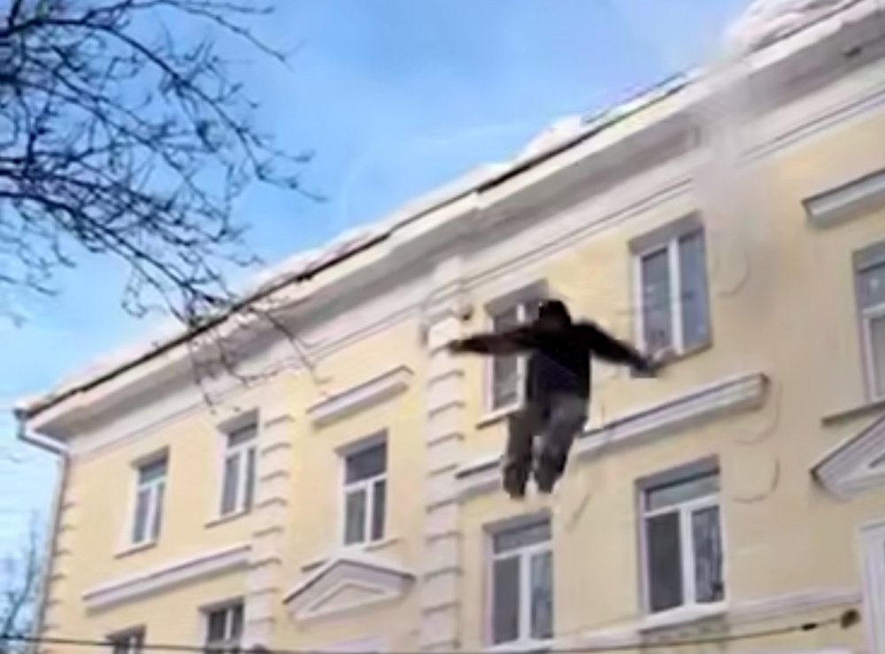 «Красавчик!»: житель Нижнего Тагила прыгнул с крыши дома в сугроб и выжил | Житель Нижнего Тагила прыгнул с крыши дома в сугроб и выжил