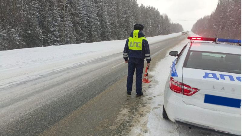 Тагильчан предупредили об опасных дорожных условиях из-за снегопада на Серовском тракте  | Свердловская ГАИ предупредила об опасных участках на Серовском тракте из-за снега