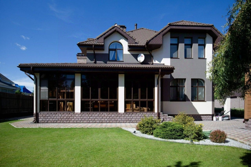 В посёлке под Екатеринбургом продают коттедж за 98 млн рублей | В Свердловской области продают коттедж за 98 млн рублей