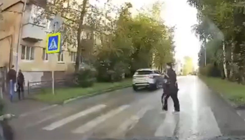 В Нижнем Тагиле иномарка проехала на красный свет и чуть не сбила человека | В Нижнем Тагиле водитель проехал на красный и едва не сбил пешехода