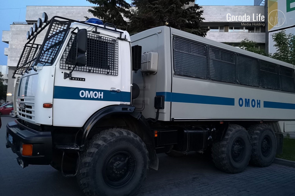 В Свердловской области ОМОН оцепил здание театра из-за подозрительного предмета | На Урале ОМОН прибыл в театр из-за подозрительного предмета В Свердловской области ОМОН оцепил здание театра из-за подозрительного предмета | На Урале ОМОН прибыл в театр из-за подозрительного предмета