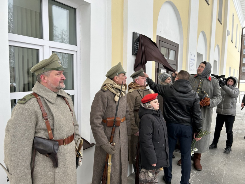 На здании Демидовской больницы в Нижнем Тагиле установили мемориальную доску военному госпиталю  | В Нижнем Тагиле открыли мемориальную доску в память о госпитале времен Первой мировой войны